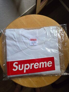 Supreme White Blur Graphic Logo T-Shirt - Men's